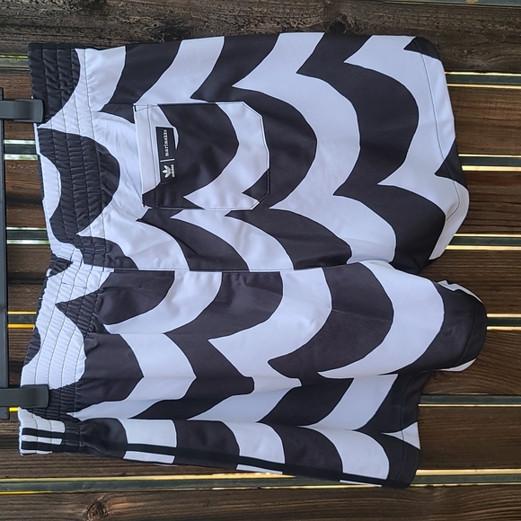 adidas originals X Marimekko Primegreen Sustainable Athletic Shorts Plus Size 2X - Picture 10 of 16